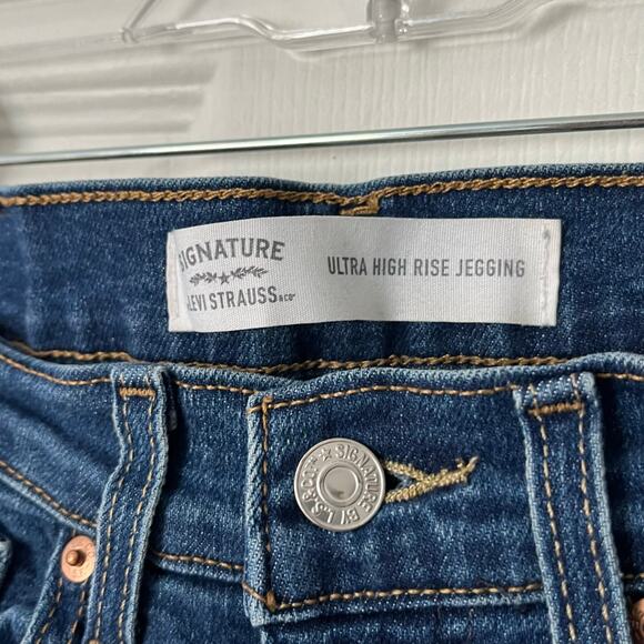 Levi's Signature Distressed High Waist Skinny Jeans - Size 28 - Picture 3 of 8